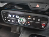 【フルオートエアコン】温度を設定すれば自動で快適な車内温度を保ちます。冬場や雨天時の窓の曇り取りにも使えます。