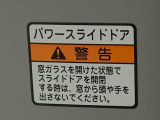 最も気になる室内は、特にこだわってクリーニングしております。マットやシートだけではなく、エアコンの吹き出し口やドアノブの隙間など、様々なブラシや道具を使い分けて、隅々までクリーニングしております。