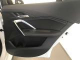BMWはドアが分厚いです。衝突によりドアがつぶれてしまった場合にも外からいち早くドアを開けれるよう考えられています。数十秒の救出の遅れが命につながりかねない場合、こういった配慮が重要なポイントです。