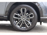 18インチの純正アルミホイール。ブラック塗装も施され、スポーティかつスタイリッシュなデザインがこの車の足元の演出をします。