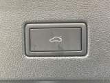 ●電動リアゲート:ワンタッチでリアゲートの開閉ができ、荷物などで両手が塞がっている状態でも簡単に開閉ができる便利機能です。