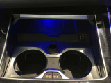 【置き型充電器】置き型充電に対応しております。お持ちの携帯電話が置き型充電器対応でしたら、充電コードの必要なく、すっきりとした車内のまま携帯の充電が可能です。