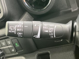雨天時でもクリアな視界を確保。操作も簡単で、安心して運転できます。