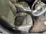 メルセデスのシートは、少し硬めに出来ておりますので、長時間の運転でも疲れにくく、安全にドライビングをお楽しみ頂けます