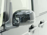 ◆ドアミラーウインカー◆ドアミラーにウインカーを装備しています。対向車に自身の進行方向を合図し安全に運転できます。