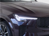 ボルボを象徴する「トールハンマー」デザインのT字型LEDヘッドライト。マトリックスLED技術により、遠くまでしっかりと照らしながら、周囲の状況に合わせてスムーズに配光をコントロールします。