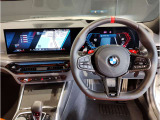 【ハンドル】ドライバーとBMW車の一体感がダイレクトに伝わるステアリングホイール。形状・太さへの拘りに加えて、操作性を高める為にスイッチ類も配置。クイックかつ安定のドライビングを体感下さい!