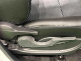 運転手の体格に合わせて,運転席の座面の高さ調整ができるシートリフターが付いてます
