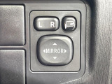 【電動格納ミラー】サイドミラーは電動格納式となっており、狭い駐車場でもキズがつくリスクを抑えられます。