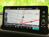 鮮明な地図表示で、スムーズなナビゲーションをサポート。視認性の高い画面で、運転中でも安全に目的地を確認できます。