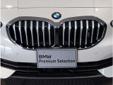 【BMWの伝統】BMWの特徴的な&ldquo;キドニーグリル&rdquo;は、80年以上続く伝統の形でございます。変わらないこだわりのデザインが、プレミアムブランド&ldquo;BMW&rdquo;を創り出します。