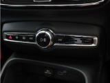 翼を広げた飛行機の姿をモチーフにしたスイッチパネルは、操作に必要なボタンやスイッチを減らすことで、整然として落ち着きのある、いかにもスウェーデンらしさを感じさせる空間としています。