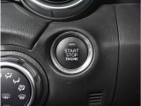 【スマートキー&プッシュスタート】カバンやポケットに入れたままでもドアの施錠・解錠が可能なスマートキーを装備。エンジンのオン・オフ時もカギを取り出す必要が無く、ボタンをプッシュするだけでOK。