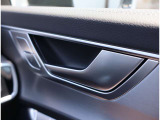 Audi正規ディーラーが高品質をお約束。高度な訓練・教育を受けたAudi専任メカニックが、100項目にもおよぶ精密な点検を実施。すべてクリアしたAudi車だけ、あなたのお手元に届けられるのです