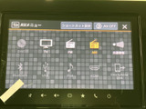 多様なメディアに対応し、お好みの音楽や映像を大画面で楽しめます。ドライブの時間をより豊かに彩るサウンドシステムです。