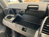 上に開くボックスがあるため前席での収納が多く便利な仕様となっております。