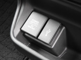 ★アクセサリーソケット&USBジャック★エンジンをかけた状態で、スマートフォンの充電/ドライブレコーダー空気清浄機 など12V対応の車載アクセサリーをご使用いただけます。