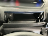 【インパネアッパーボックス】サッと取り出せてサッとしまえる、運転席の目の前にはボックスが装備されております!薄型のボックスティッシュなど収納可能☆