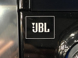 【JBLサウンドシステム】メーカーオプションの高品位サウンドシステムを搭載。専用のチューニングが施された大小様々なスピーカーから良質なサウンドが奏でられ、臨場感あふれる音響空間を演出します。