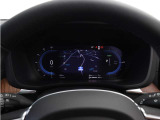 Google アシスタントを呼べば、友人や家族、会社の同僚への連絡や、車内環境の調整も思いのまま。ルート案内やエンターテイメント機能を利用する際も、ステアリングから手を離す必要はありません。