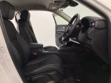広い足元にゆったり座れるシートには肘掛けも装備しており長距離の運転でも疲れにくくなってます。女性でも運転がしやすいように、シートの高さ調整機能(シートリフター)がついています。