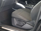 クオリティの高いシートを採用するのは、Audiのクルマづくりの哲学のひとつです。特に座り心地が重要です。体の大きなドイツ人が座っても頑丈な耐久性があります。。しかも肌触りも良く高級家具のようです。