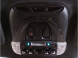 【SOSコール】車両の通信システムにより、SOSコールを発信することが可能です。また、エアバックの開くような大きな事故の場合は自動で通信を開始します。もしもの時にも安心です。