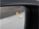 【ブラインドスポットモニタリング】走行中、ドアミラーの死角になりやすい箇所に後続車が接近するとサイドミラーのレンズに警告を表示。ドライバーに注意喚起をしてくれます。