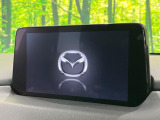 【8インチマツダコネクト】車内の雰囲気にマッチした大型のディスプレイ。スマホ接続でのナビ使用やBluetooth再生等、様々な機能が楽しめます。直感的なダイヤル操作が可能で、使い勝手も良好です。