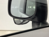 【サイドアンダーミラー】助手席側ドアミラーの下部についております。停車時・発進時などに車両左側の死角になった部分を確認するときに役立ちます。