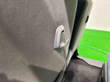 運転席&助手席の背面についたユーティリティフックには荷物がサッと掛けられます。
