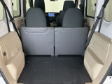 リヤシートを倒さなくても、広くて使いやすい荷室