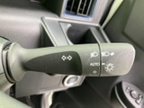 操作しやすいウインカーレバーは、スムーズな車線変更をサポート。視認性の高い表示で、安全運転を心がけましょう。