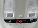 緊急時にはSOSボタンを押すと、Volvo On Callサービスセンターまたは最寄りの緊急コールセンターに連絡することができます。