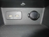 コンソールポケットにUSB電源2つと丸形12V電源ソケットが1つ付いております。
