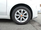 右フロントタイヤです。14インチホイールに175/65R14の組み合わせです。