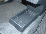 【小物の収納に便利】運転席周りには使いやすい収納スペースが備わっています。スマートフォンや小銭などをサッと置くことができ日々の使い勝手を高めてくれます。
