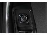 狭い場所も苦になりません。電動格納ドアミラー装備。電動格納ドアミラードアミラー調整スイッチ