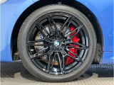 BMWの純正アロイホイールは軽量かつ強度にも優れているホイールで走行性能を引き上げる設計になっております。足元にもBMWは妥協がなくこだわっている個所になります。