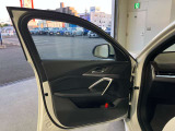 アンビエントライト:直接照明と間接照明を組み合わせて車内を印象深く演出し、寛ぎに満ちたインテリアの雰囲気を生み出します。