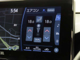 左右独立で温度調整可能なオートエアコンを装備しております。
