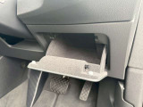 運転席手元には、小銭やカードを入れるボックスがあります。フェルトで覆われておりこんな所にもアウディの高級感が現れています。