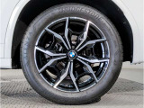 【BMWアロイホイル】軽量かつ強度に拘ったアロイホイル。走行性能ポテンシャルを引き出す設計。車の足元を引き締めてくれる大きなポイントはアロイホイルです。