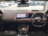 BMWカーブド・ディスプレイが中心の次世代コックピット。スイッチ類を最小限に抑え、直感的な操作とクリーンなデザインを実現しています。