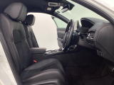 運転席は8WAYの電動パワーシートになっています。電動で前後のスライドやシートハイト、背もたれのリクライニングの調節ができ、微調整もききますのでお好みのシート位置に合わせることができます。