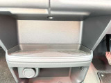 インストセンターロアトレイとインストセンターロアボックスです。忙しい時でもサッと出し入れできる場所にリップやハンドクリームなどの小物類を収納できて、とても便利ですよ。