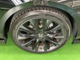 純正アルミホイールです。足元が引き立つので、車全体のイメージがアップしますよ!