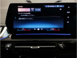【ⅰドライブナビゲーション】文字情報も鮮明に表示する高解像度カラーディスプレイを採用。視認性に優れた地図デザインと特徴的な建造物を目印にした描写表示で現在位置を把握できます。地図データの更新も可能です
