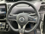 握りやすいデザインで、長時間の運転でも疲れにくいステアリングです。操作系のスイッチも配置されており、指先で簡単に操作できます。運転の快適性を追求しています。