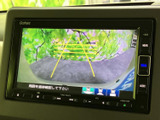 安全確認に役立つカメラ映像をクリアに表示。駐車場での後退時や狭い場所での運転をサポートし、安心して運転できます。